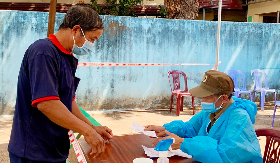 Người dân khai báo y tế trước khi tiêm vắc xin phòng Covid-19 tại điểm tiêm trên địa bàn phường Hội Thương, TP. Pleiku. Ảnh: Như Nguyện Người dân khai báo y tế trước khi tiêm vắc xin phòng Covid-19 tại điểm tiêm trên địa bàn phường Hội Thương, TP. Pleiku. Ảnh: Như Nguyện