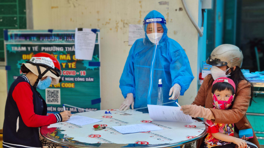 Hướng dẫn người dân khai báo y tế tại trạm y tế phường Thắng Lợi (TP. Pleiku). Ảnh: Bá Bính