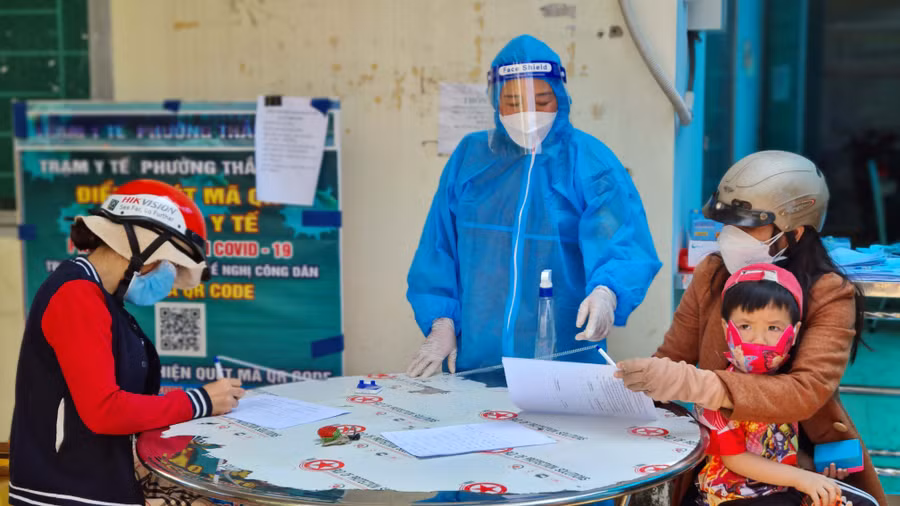 Hướng dẫn người dân khai báo y tế tại trạm y tế phường Thắng Lợi (TP. Pleiku). Ảnh: Bá Bính