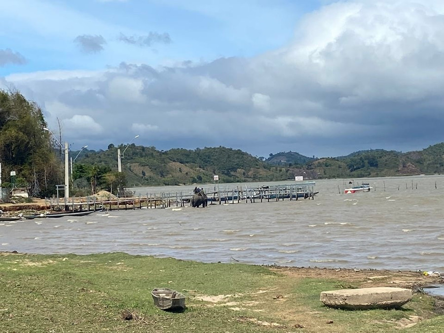 Khách du lịch cưỡi voi tại huyện Buôn Đôn trong dịp Tết Nguyên đán Nhâm dần 2022. Ảnh: Bảo Trung