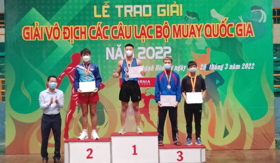 Võ sĩ Nguyễn Văn Phúc trên bục nhận huy chương bạc. Ảnh: Văn Hường Võ sĩ Nguyễn Văn Phúc trên bục nhận huy chương bạc Ảnh Văn Hường