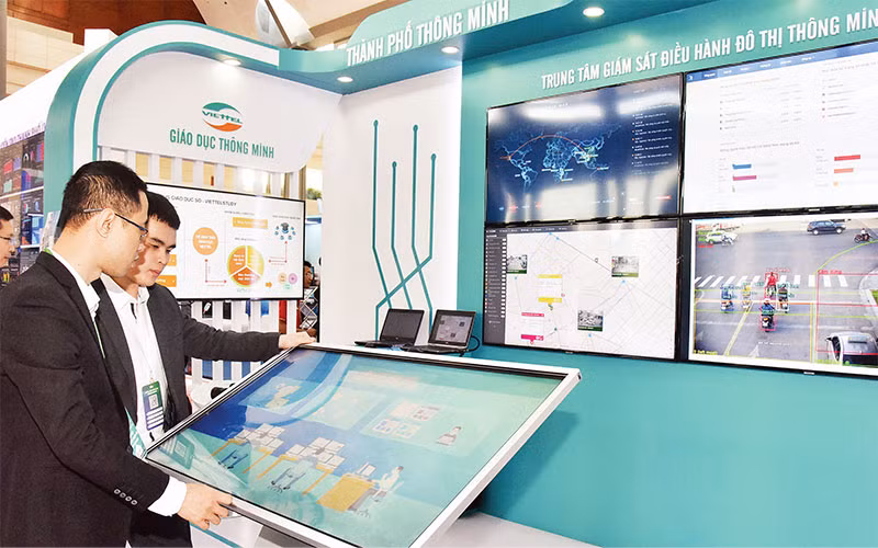 Giới thiệu Trung tâm Giám sát điều hành đô thị thông minh của Tập đoàn Công nghiệp-Viễn thông Quân đội (Viettel). (Ảnh AN ANH)