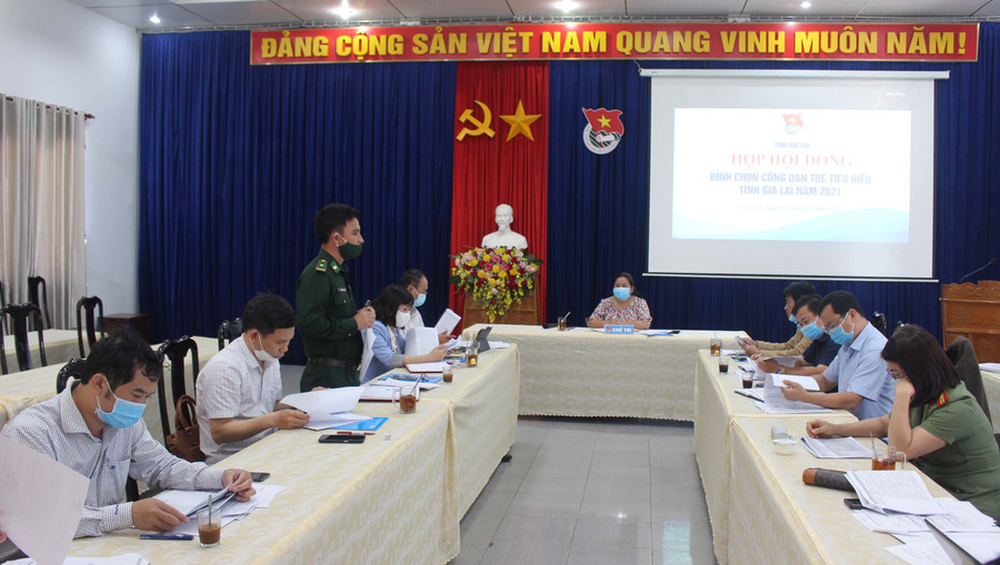 Quang cảnh buổi họp hội đồng bình chọn công dân trẻ tiêu biểu tỉnh Gia Lai năm 2021. Ảnh: Phan Lài