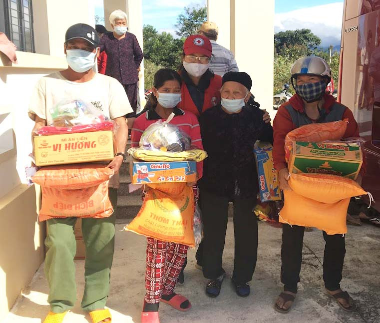 Tặng quà hộ nghèo là đồng bào dân tộc thiểu số, bệnh nhân phong, người khuyết tật ở xã Ia Le (huyện Chư Pưh)