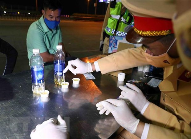 Kiểm tra nhanh ma túy với các tài xế lái xe đường dài. Ảnh: Phạm Kiên/TTXVN