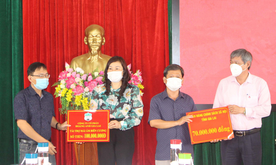 Các đơn vị trao tiền tài trợ xây dựng nhà ở cho hộ nghèo, hộ gia đình chính sách trên địa bàn huyện Ia Grai. Ảnh Phan Lài