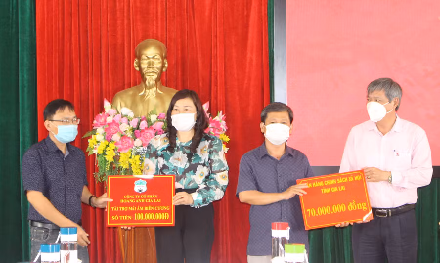 Các đơn vị trao tiền tài trợ xây dựng nhà ở cho hộ nghèo, hộ gia đình chính sách trên địa bàn huyện Ia Grai. Ảnh Phan Lài