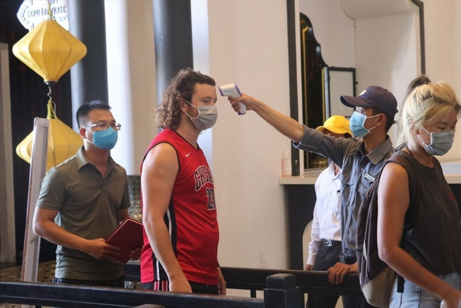 Du khách quốc tế đến Đà Nẵng. Ảnh: Thanh Chung