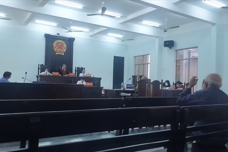 TAND tỉnh Khánh Hòa vừa hoãn phiên tòa xử vụ công dân kiện Chủ tịch tỉnh.