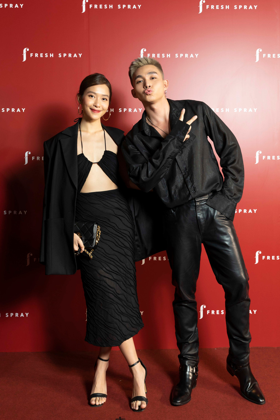 Khả Ngân và Jun tạo dáng nhí nhố.