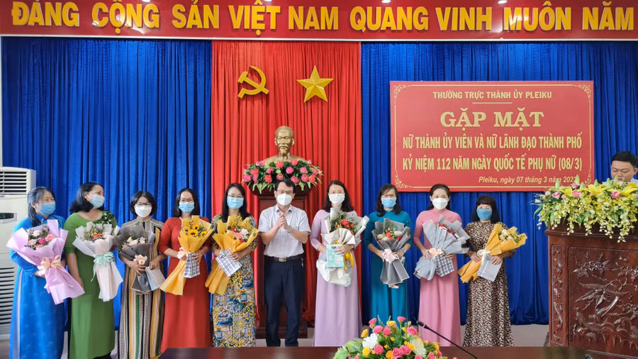 Đồng chí Trịnh Duy Thuân-Ủy viên BTV Tỉnh ủy, Bí thư Thành ủy, Chủ tịch HĐND TP. Pleiku tặng hoa và quà chúc mừng các nữ cán bộ lãnh đạo thành phố. Ảnh: Bá Bính
