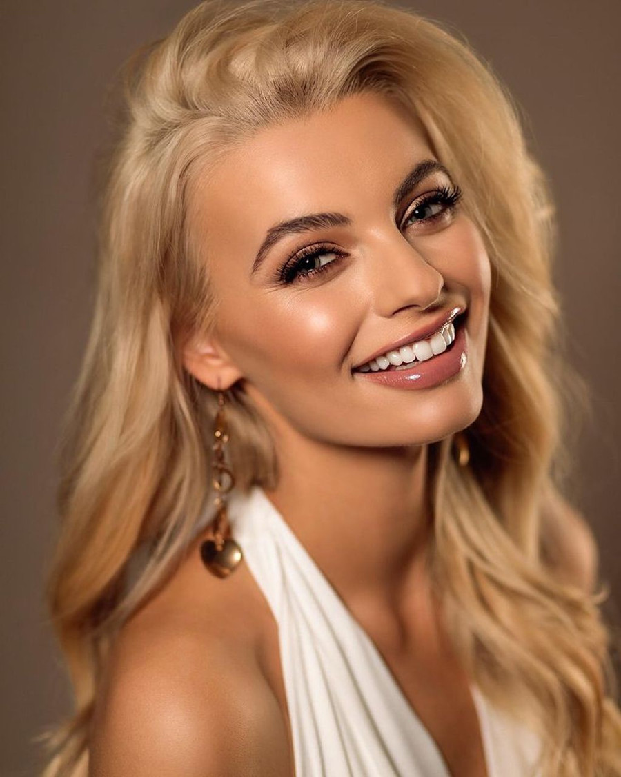 Karolina Bielawska đang làm nức lòng người hâm mộ quê nhà khi đem về cho Ba Lan chiếc vương miện xanh thứ hai sau hơn 30 năm chờ đợi. Trước Karolina, đại diện của quốc gia châu Âu này là Aneta Kreglicka đã giành chiến thắng tại Hoa hậu Thế giới 1989. Ảnh: Instagram NV