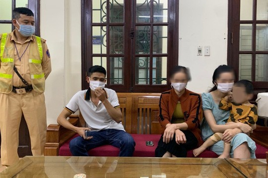 Chị T. cùng gia đình đến đón con trai về chăm sóc - Ảnh: Đội CSGT số 2 cung cấp Chị T. cùng gia đình đến đón con trai về chăm sóc - Ảnh: Đội CSGT số 2 cung cấp