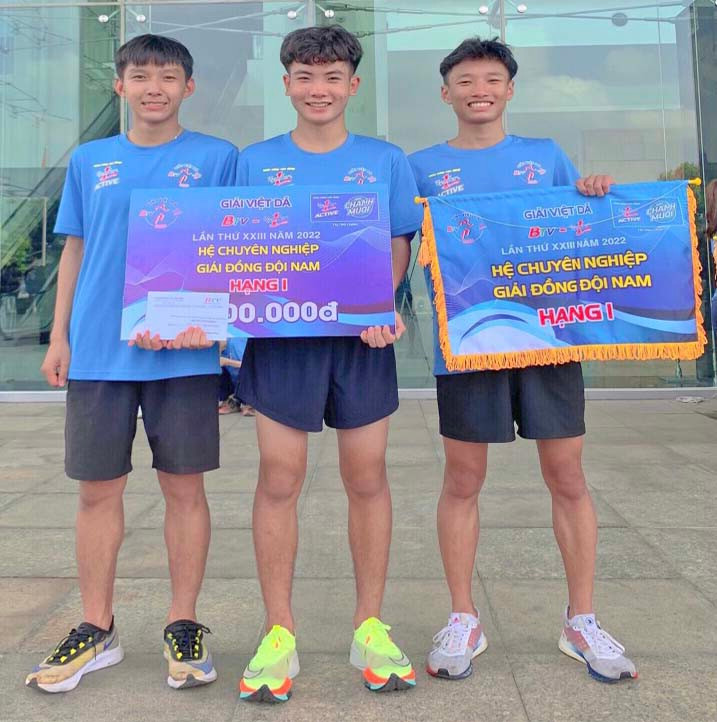 Các VĐV của Gia Lai đã giành giải nhất nội dung đồng đội nam. Ảnh: Văn Duy 