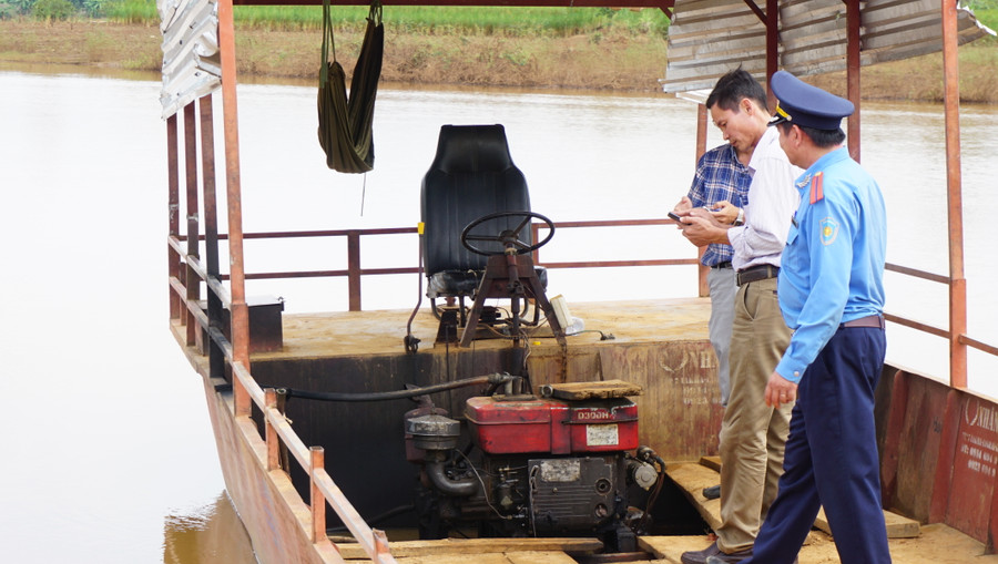Kiểm tra phương tiện giao thông đường thủy tại huyện Ia Grai. Ảnh: Lê Anh