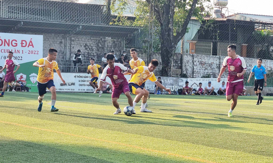 2 đội bóng Lươn Niêu 37 và Dịch vụ cầm đồ Huy Hoàng thi đấu trận khai mạc. Ảnh: Hà Phương