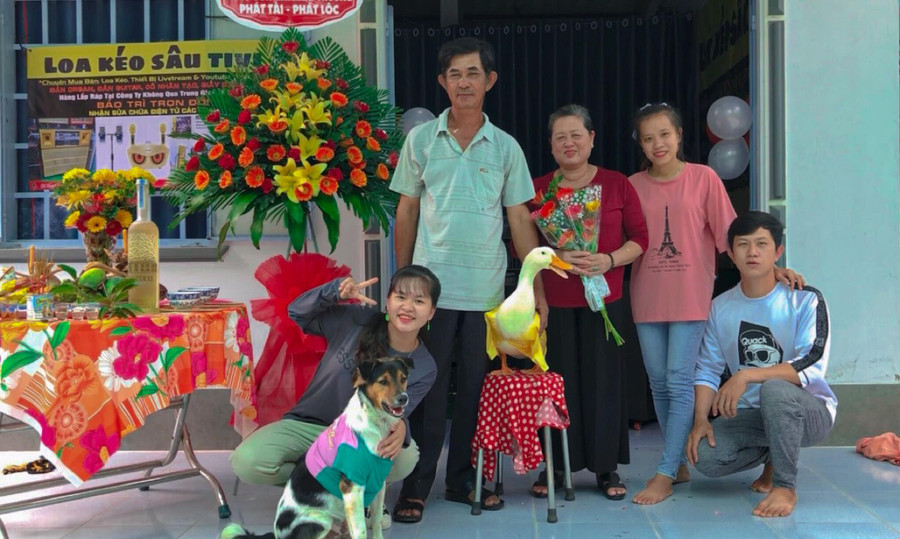 Trang còn làm thêm việc kinh doanh thiết bị âm thanh, ánh sáng... tại nhà. Ảnh: Xuân Phúc