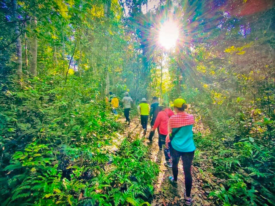 Công ty TNHH Dịch vụ Du lịch A Ngưi tổ chức tour trekking tại Khu Bảo tồn thiên nhiên Kon Chư Răng. Ảnh: Kiều Thảo