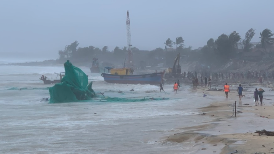 Lực lượng chức năng cùng người dân địa phương nỗ lực cứu hộ các tàu, thuyền vào bờ. Ảnh: Minh Khang