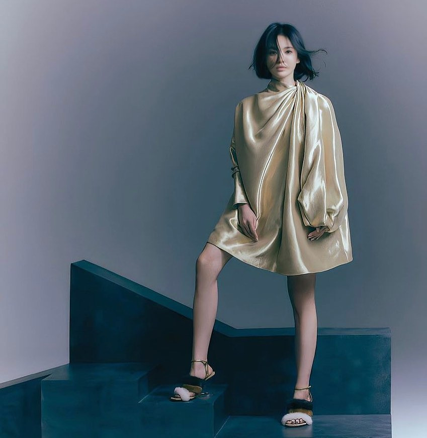 Nữ diễn viên hiện đang bận rộn quay phim mới The Glory đóng cùng mỹ nam kém cô 14 tuổi Lee Do Hyun, do nhà biên kịch nổi tiếng Kim Eun Sook chấp bút - người đã viết kịch bản cho phim truyền hình nổi tiếng năm 2016 Hậu duệ mặt trời mà Song Hye Kyo đóng vai chính cùng Song Joong Ki.