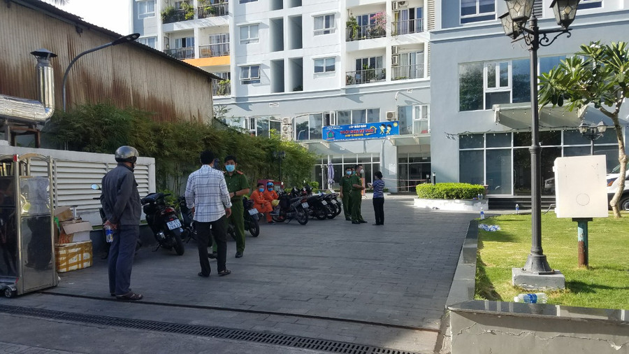 Công an có mặt phong tỏa khám nghiệm hiện trường. Ảnh: Trần Kha