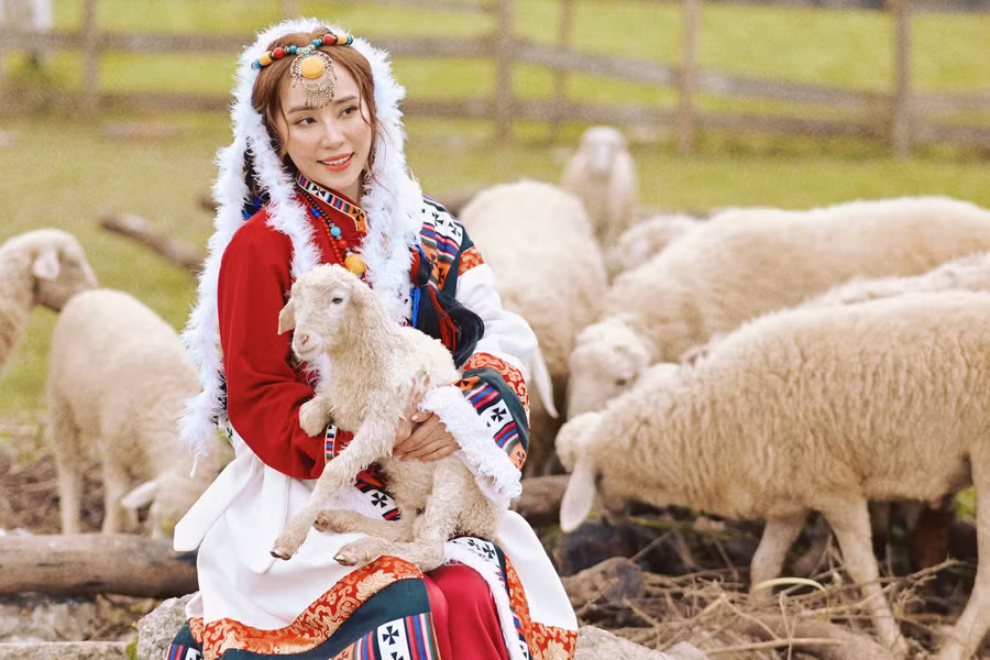 Trong ảnh, Quỳnh Nga không chỉ diện những thiết kế sặc sỡ với các đường nét hoa văn giống với trang phục truyền thống của người Mông Cổ mà cô còn kết hợp thêm các phụ kiện như dây chuyền, mũ lông... để tổng thể trở nên bắt mắt, nổi bật hơn. Ảnh: Lê Huy