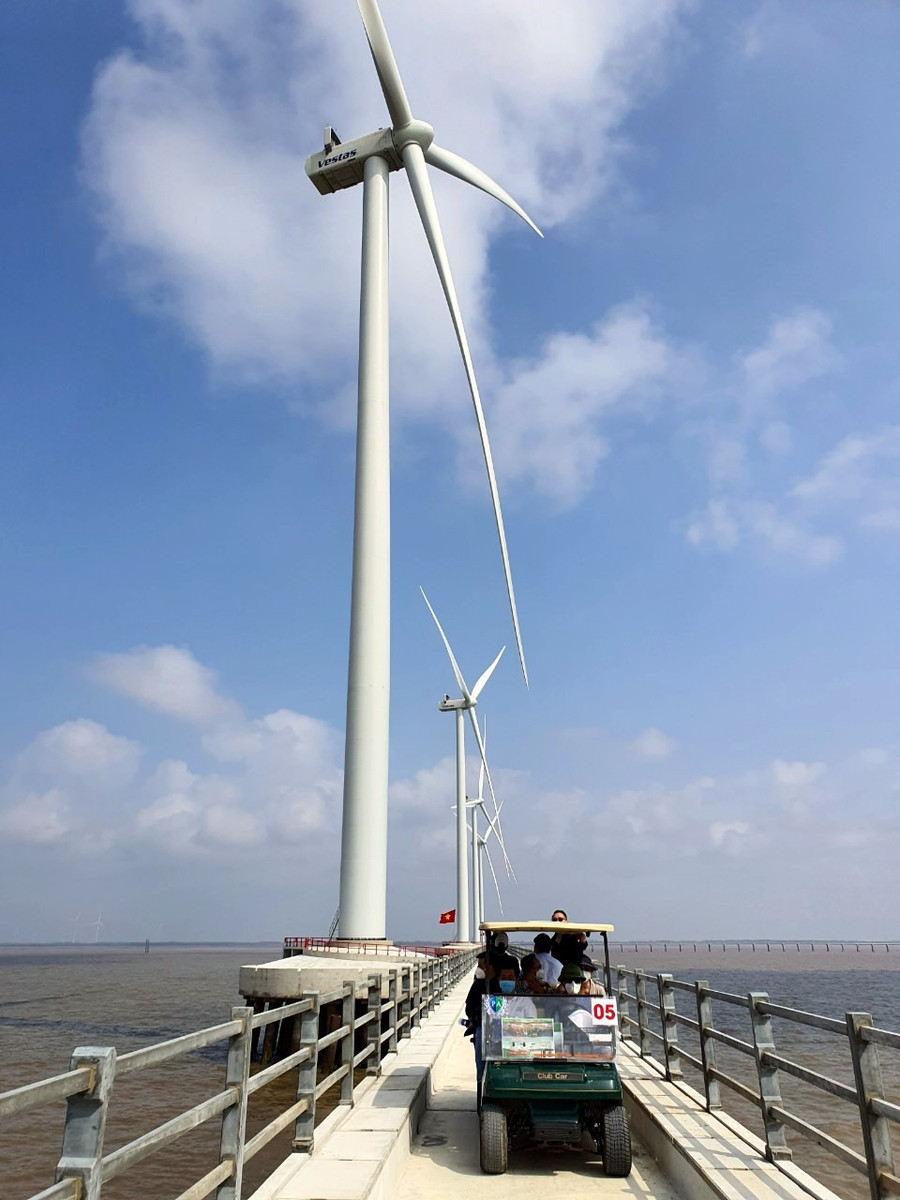 Tham quan du lịch tại điện gió Bạc Liêu. Ảnh: Nhật Hồ