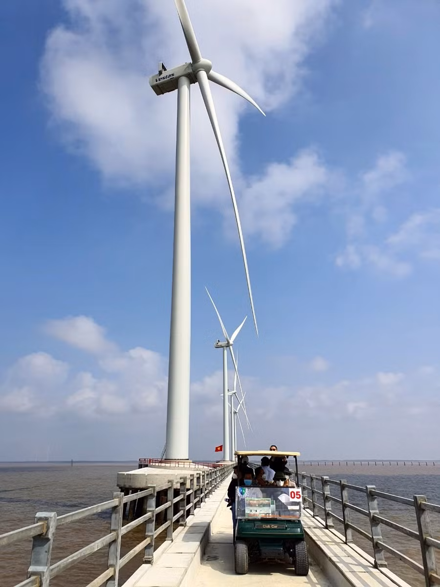 Tham quan du lịch tại điện gió Bạc Liêu. Ảnh: Nhật Hồ