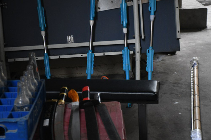 Cán sắt chổi lau nhà, dao, kiếm, chai thủy tinh ... mà các đối tượng sử dụng trong vụ hỗn chiến kinh hoàng Cán sắt chổi lau nhà, dao, kiếm, chai thủy tinh ... mà các đối tượng sử dụng trong vụ hỗn chiến kinh hoàng