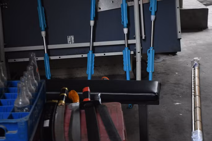 Cán sắt chổi lau nhà, dao, kiếm, chai thủy tinh ... mà các đối tượng sử dụng trong vụ hỗn chiến kinh hoàng