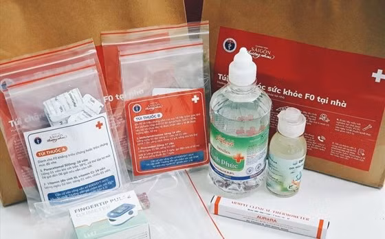 Túi thuốc dành cho F0 điều trị tại nhà, trong đó có gói thuốc A, B. Ảnh: HCDC