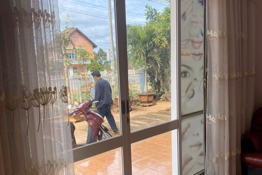 Hình ảnh đối tượng Biểu thực hiện vụ trộm cắp ở nhà chị Dung. Ảnh: CA