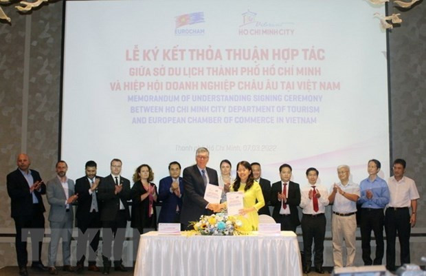 Đại diện Sở Du lịch Thành phố Hồ Chí Minh và Hiệp hội Doanh nghiệp châu Âu tại Việt Nam (EuroCham) ký kết thỏa thuận hợp tác giai đoạn 2022-2024. Ảnh: Mỹ Phương/TTXVN