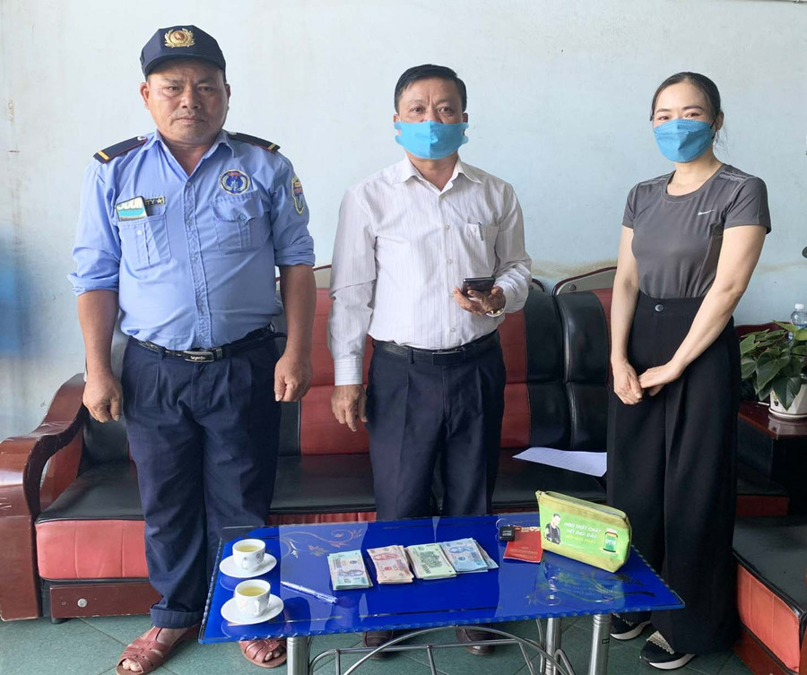 Được nhận lại tài sản đánh rơi, chị Gấm bày tỏ sự vui mừng và gửi lời cảm ơn chân thành đối với hành động đẹp của ông Chi. Ảnh: R'Ô HOK