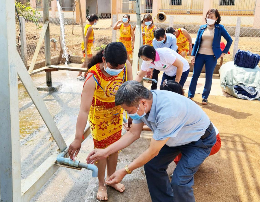 Người dân làng Ar Dôch Ktu (xã Đê Ar, huyện Mang Yang) vui mừng vì có công trình nước sạch. Ảnh: Hồng Ngọc