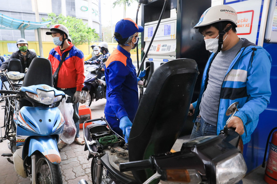  Xăng dầu liên tục tăng giá kéo theo giá cả các hàng hóa khác đều tăng. Ảnh: Ngọc Thắng