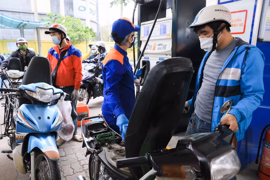  Xăng dầu liên tục tăng giá kéo theo giá cả các hàng hóa khác đều tăng. Ảnh: Ngọc Thắng