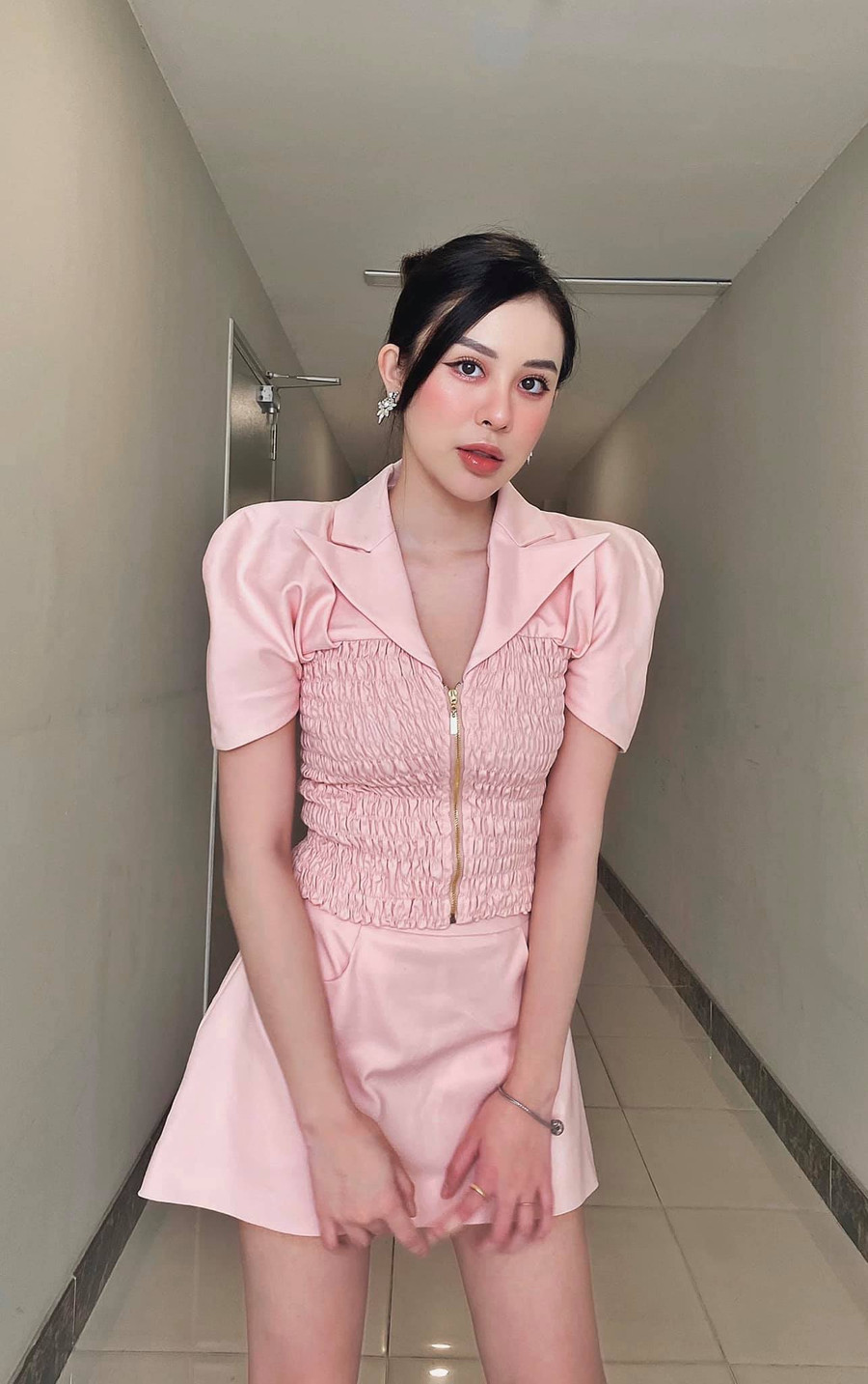 Gam màu tươi sáng hoặc rực rỡ luôn đem lại tinh thần làm việc tích cực và tạo vẻ ngoài trẻ trung, cuốn hút, đó là bí quyết của Hồng Anh.