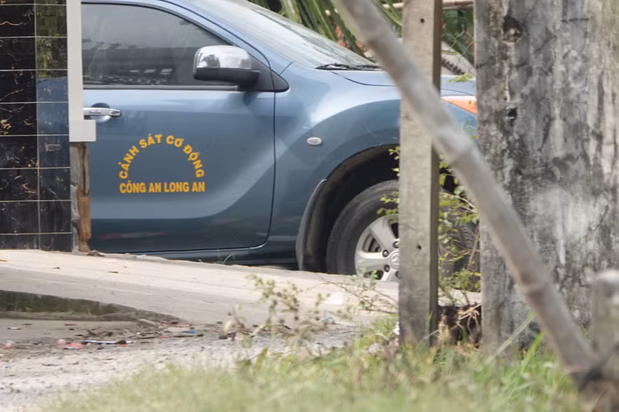 Xe chuyên dùng của Công an tỉnh Long An tại khu vực ra vào Tịnh thất Bồng Lai. Ảnh: Bắc Bình