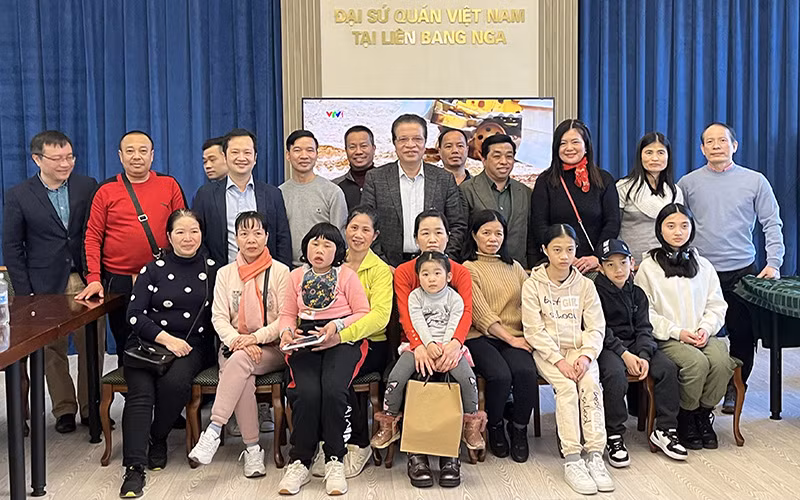 Đại sứ Việt Nam tại Nga Đặng Minh Khôi chụp ảnh với đoàn bà con sơ tán khỏi vùng chiến sự Ukraine. 