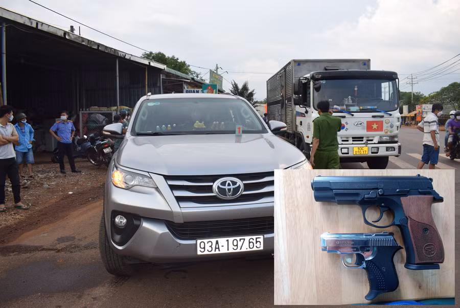 Hiện trường vụ việc cùng 2 khẩu súng công an thu giữ. Ảnh Công an Bình Phước