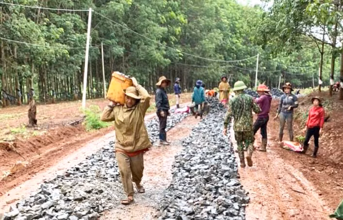 Công ty Bình Dương hỗ trợ làm đường giao thông nông thôn ở xã Ia Tôr (huyện Chư Prông). Ảnh: Lê Quang