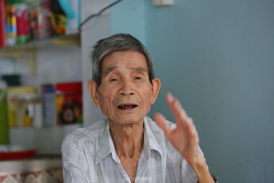 Ông Nguyễn Xuân Viên kể lại những ký ức kinh hoàng thời ở nhà tù Côn Đảo. Ảnh: Trọng Tài