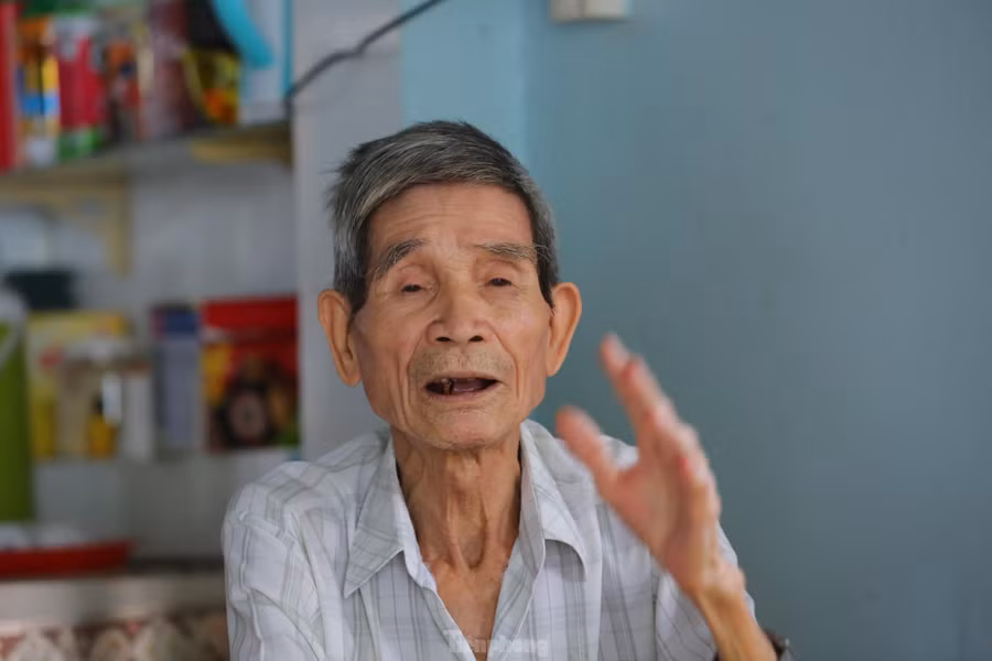 Ông Nguyễn Xuân Viên kể lại những ký ức kinh hoàng thời ở nhà tù Côn Đảo. Ảnh: Trọng Tài