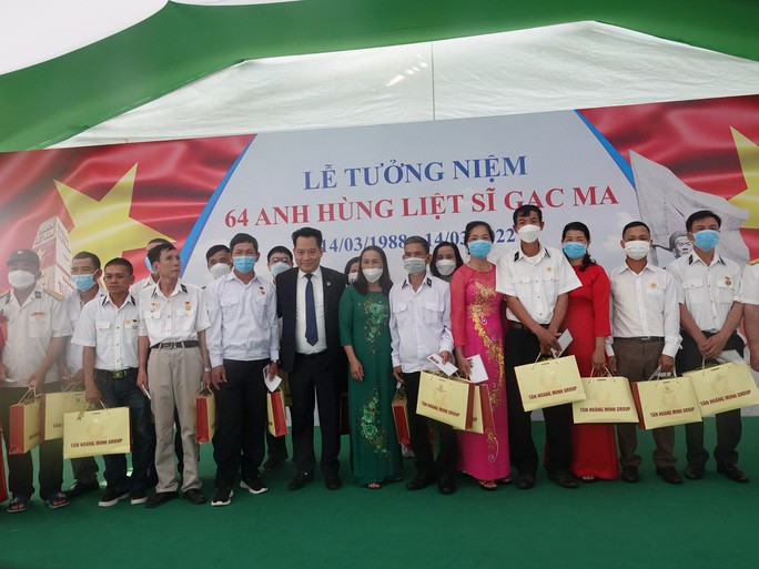 Tặng quà tri ân các cựu binh và thân nhân liệt sĩ Gạc Ma