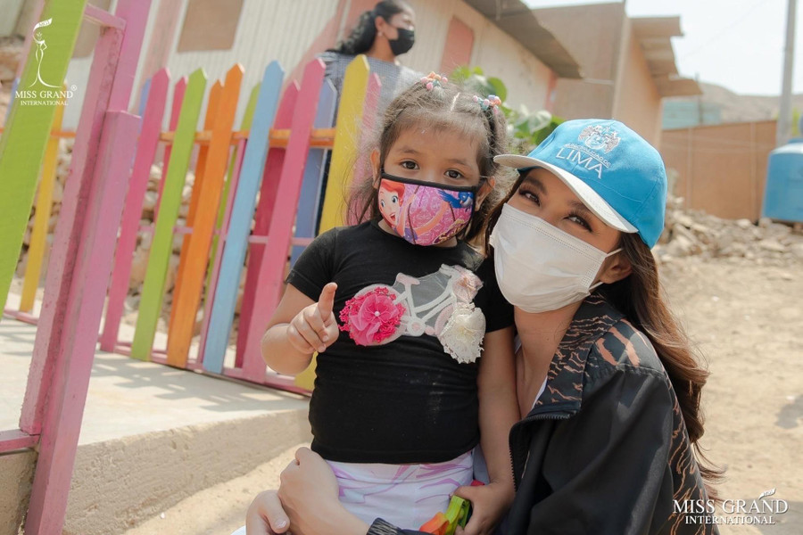 Mặc dù đời sống vật chất thiếu thốn điều kiện nhưng người dân tại làng đã đón tiếp đoàn Miss Grand International rất nồng hậu. Đặc biệt, Hoa hậu Thùy Tiên được các em nhỏ tại làng rất yêu thích và vây quanh nàng hậu.