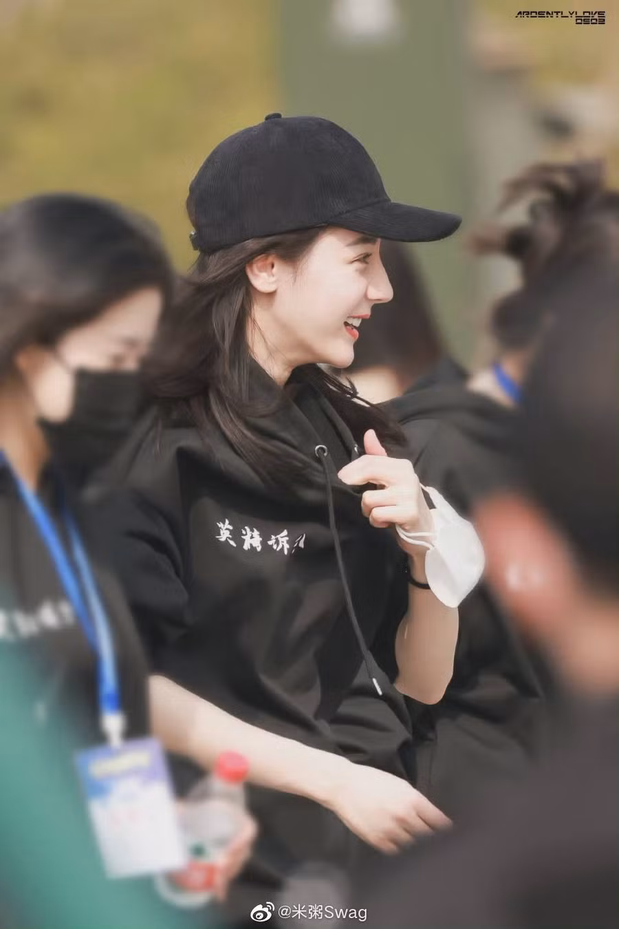 Địch Lệ Nhiệt Ba đóng phim mới. Ảnh: Poser