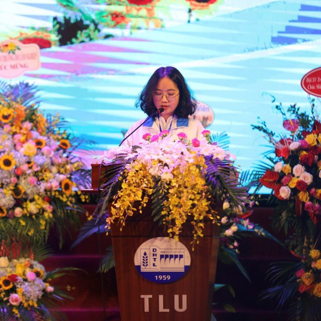  Vân Anh tích cực, tiên phong trong các hoạt động Đoàn - Hội do Khoa, Trường tổ chức.