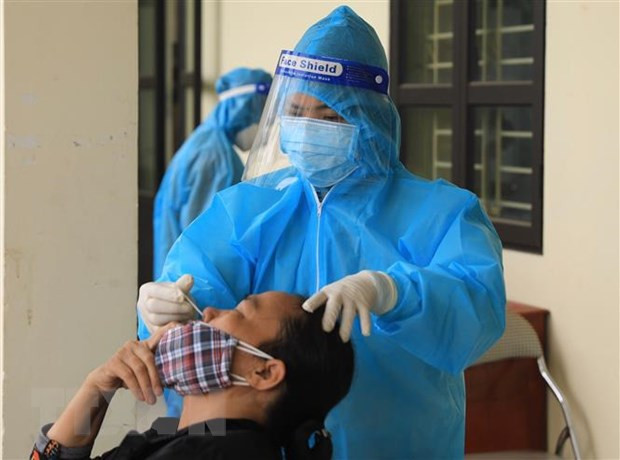 Nhân viên y tế Trạm y tế lưu động số 1 xã Tân Triều, huyện Thanh Trì lấy mẫu xét nghiệm sàng lọc cho người dân trước khi hết cách ly, điều trị. (Ảnh: Hoàng Hiếu/TTXVN) Nhân viên y tế Trạm y tế lưu động số 1 xã Tân Triều, huyện Thanh Trì lấy mẫu xét nghiệm sàng lọc cho người dân trước khi hết cách ly, điều trị. (Ảnh: Hoàng Hiếu/TTXVN)