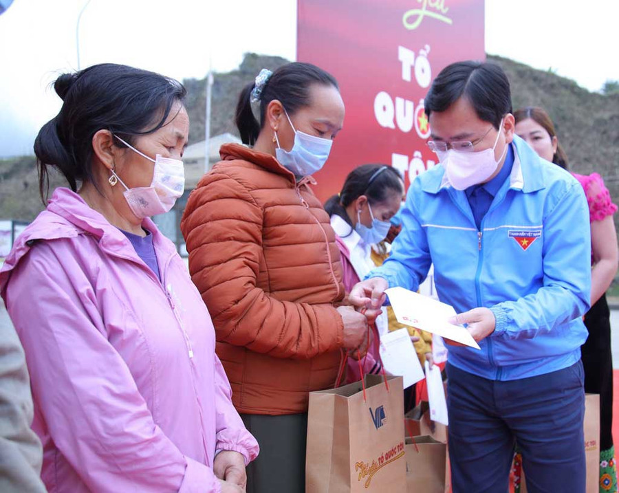 Anh Nguyễn Anh Tuấn tặng quà cho các già làng, trưởng bản và người dân có hoàn cảnh khó khăn. Ảnh: Đăng Hải